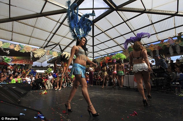 Các nữ tù nhân trình diễn trang phục dạ hội trên sân khấu. 