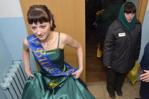 Một thí sinh chuẩn bị bước lên trình diễn trên sân khấu. Ảnh: Chinawatch