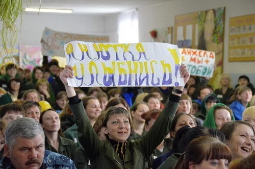 Ngoài những nữ phạm nhân, hàng ghế khán giả còn có một số người đàn ông 