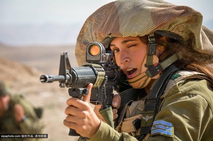 Nu binh si Israel luyen ban sung tren sa mac hinh anh