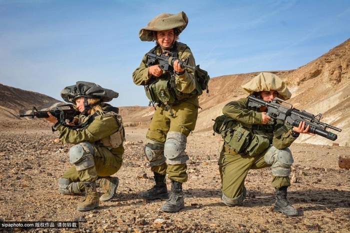 Những binh sĩ Israel luyện cầm súng chiến đấu trên sa mạc