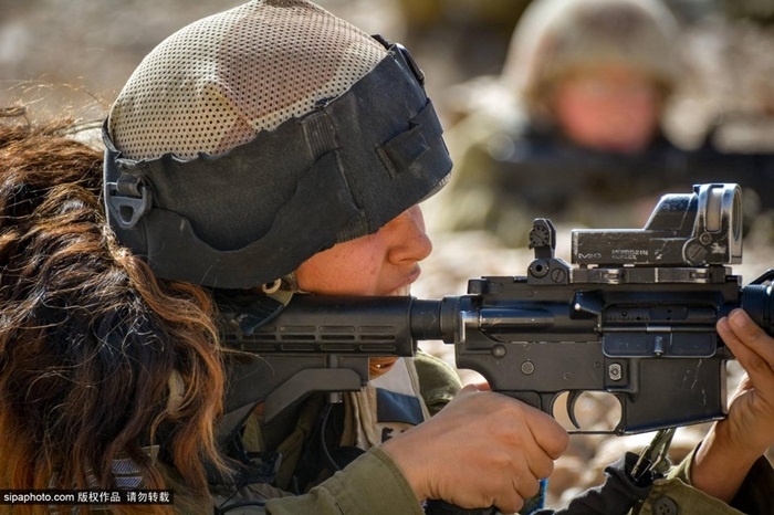 Một nữ binh sĩ đang nhắm bắn mục tiêu giả định