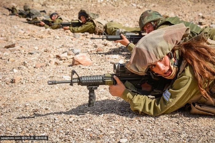 Các binh sĩ luyện cầm súng chiến đấu trên sa mạc