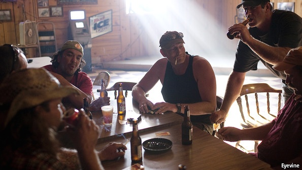 Một nhóm thợ uống rượu trong quán bar. Ảnh: Economist