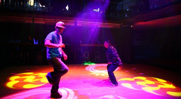 Những sàn nhảy về đêm tại thị trấn Williston cũng chỉ có đàn ông giao lưu với nhau. Ảnh: NYT