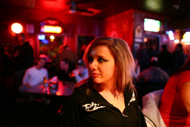 Cô Christina Knapp từng bị một nhóm đàn ông trả giá để múa thoát y khi cô đang uống cùng bạn trong quán bar. Ảnh: NYT