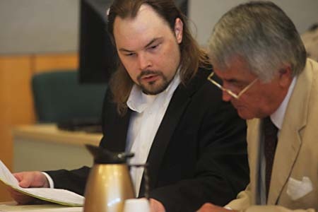 Robert Springsteen ra hầu tòa vì cáo buộc giết 4 thanh niên trong một cửa hàng hồi năm 1991. Mặc dù Springsteen luôn một mực kêu oan, nhưng tòa án vẫn ra phán quyết với anh cùng một bị cáo khác là Michael Scott. Năm 2009, Tòa phúc thẩm hình sự bang Texas đảo ngược bản án vì cho rằng các nghi phạm không được trao cơ hội để đối chất chéo với nhau. Tòa án cũng sử dụng một bằng chứng DNA để củng cố quyết định hủy án cũ, khi thông tin DNA khẳng định không có sự liên quan của các bị cáo tại hiện trường.