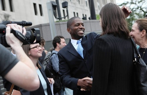 Ronald Kitchen đã trải qua 21 năm chờ thi hành án tử hình trước khi được miễn tội vào mùa hè năm 2009. Ronald bị kết tội giết hại 2 phụ nữ và 3 trẻ em vào năm 1988. Việc kết án hoàn toàn dựa vào lời khai của Kitchen.  Tuy nhiên, phiên tòa phúc thẩm đã phát hiện những lời khai của Kitchen xuất phát từ việc bị cảnh sát tra tấn bằng sốc điện, trấn nước. Luật sư biện hộ khẳng định hành vi tàn bạo của cảnh sát bắt nguồn từ sự phân biệt chủng tộc. Sau khi được thả tự do, Kitchen lần đầu tiên gặp mặt những người con trai và cháu gái của ông.