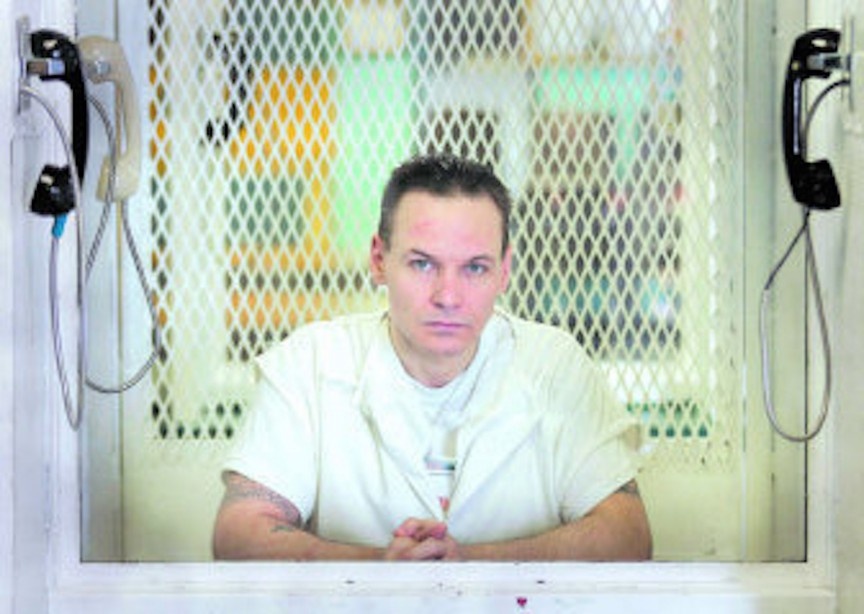 Câu chuyện của tử tù Michael Toney là một chuỗi bi kịch. Toney phải ngồi tù chờ thi hành án trong 10 năm, sau khi tòa án năm 1999 phán quyết anh là thủ phạm vụ đánh bom năm 1985 khiến 3 người thiệt mạng và 2 người bị thương tại thành phố Texas. Công ty luật O’Melveny & Myers là nơi đại diện cho Toney để kháng án. Một thời gian sau, người ta phát hiện Văn phòng tư pháp hạt Tarrant đã che giấu 14 thông tin quan trọng về bằng chứng có thể khẳng định sự vô tội của Toney. Do vậy, các công tố viên ở Tarrant đã chuyển bản án lên cơ quan tư pháp bang Texas. Kết quả, án tử hình của Toney được hủy bỏ, anh được phóng thích vào ngày 2/9/2009. Tuy nhiên, chỉ một tháng sau khi được tuyên trắng án, Toney thiệt mạng trong một vụ tai nạn giao thông. Khi đó anh không đeo dây an toàn và qua đời ngay tại hiện trường vào tháng 10/2009.