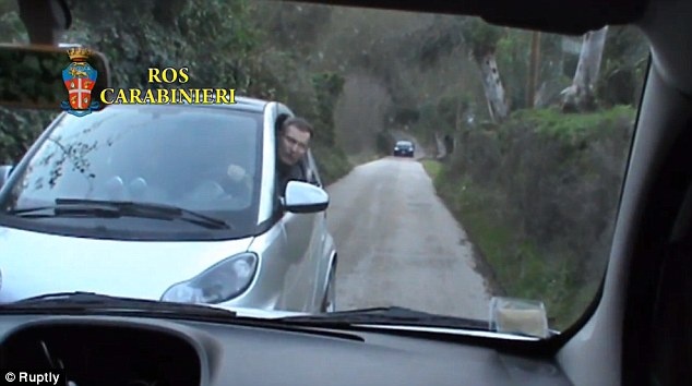 Cảnh sát Italy vừa phát hành đoạn băng ghi cảnh bắt giữ trùm mafia “một mắt” Massimo Carminati trong chiến dịch trấn áp quy mô lớn vào thế giới ngầm của thủ đô Rome. Hình ảnh trong video cho thấy các xe cảnh sát áp sát ô tô của tên Massimo từ hai phía.  