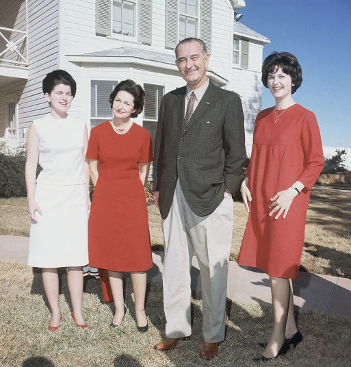 Tổng thống Lyndon Johnson (nhiệm kỳ 1963 - 1969) có hai con gái: Luci (trái) và Lynda (phải). Cả hai đều ở giai đoạn cuối tuổi vị thành niên khi bố bọ trở thành tổng thống vào năm 1963. Con gái lớn của ông Johnson, Lynda, kết hôn với cựu thống đốc bang Virginia tại Nhà Trắng vào tháng 9/1967.