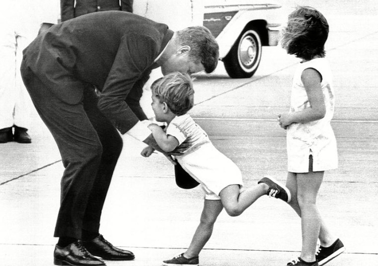 Caroline Kennedy (phải) là người con duy nhất còn sống của cố tổng thống John F. Kennedy. Hiện bà là đại sứ Mỹ tại Nhật Bản.
