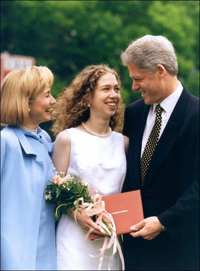 Chelsea Clinton (sinh ngày 27/2/1980) là con gái duy nhất của cựu tổng thống Bill Clinton với phu nhân Hillary Clinton. Cô lập gia đình năm 2010, hạ sinh con gái đầu lòng vào ngày 26/9/2014. Tấm hình chụp vào ngày lễ tốt nghiệp phổ thông của Chelsea tại trường tư thục Sidwell, sau khi ông Bill Clinton đắc cử tổng thống Mỹ.
