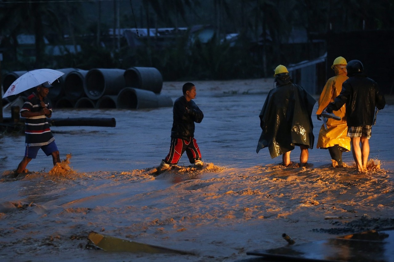 Người dân sơ tán đến nơi tạm lánh cao hơn ở thành phố Borongan, đảo Samar, từ rạng sáng ngày 7/12. Bão Hagupit kéo ngã nhiều trụ điện, gây mất điện trên diện rộng, thổi tốc mái nhà của nhiều người dân ở các tỉnh trên đảo Samar phía đông và tỉnh Leyte, trong đó có nơi từng là 