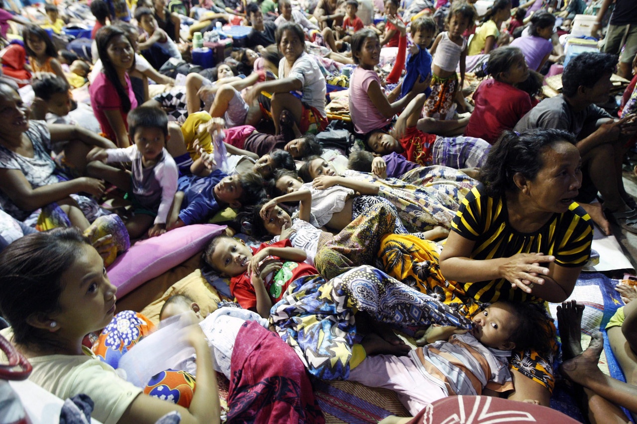 Người dân Philippines chen chúc trong một trung tâm sơ tán, vốn là một khu tập luyện thể dục, ở làng Mambaling, miền trung Philippines. Một đài phát thanh địa phương cho biết ít nhất 4 người thiệt mạng trong cơn bão đến sáng 7/12, nhưng Hội Chữ thập đỏ chưa xác nhận thông tin này. Ảnh: EPA