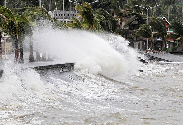Theo trang Inquirer, bão Hagupit sẽ rời khỏi Philippines sau 3 ngày. Những vùng trong đường đi của bão phần lớn đều là các địa phương nghèo ở miền trung. Thủ đô Manila cũng sẽ có mưa to do ảnh hưởng từ cơn bão. Ảnh: PhilStar