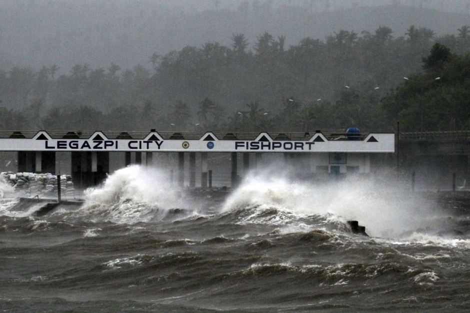 Trang Inquirer cho biết 4 sân bay tại những địa phương trong vùng bão như Tacloban, Naga, Calbayog và Lagazpi đã ngưng hoạt động từ 9 giờ sáng ngày 7/12. Gió mạnh và những ngọn sóng lớn đánh dồn dập vào một cảng cá ở Legazpi khi bão Hagupit đổ bộ. Ảnh: AFP