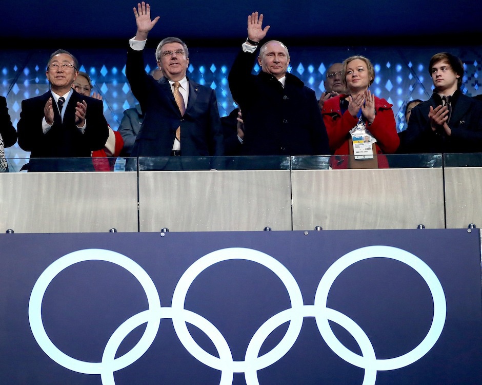 Từ trái qua: Tổng thư ký LHQ Ban Ki Moon, Chủ tịch Ủy ban Olympics quốc tế Thomas Bach và Tổng thống Nga Vladimir Putin trong lễ khai mạc Thế vận hội mùa đông Sochi năm 2014. Ảnh: EPA