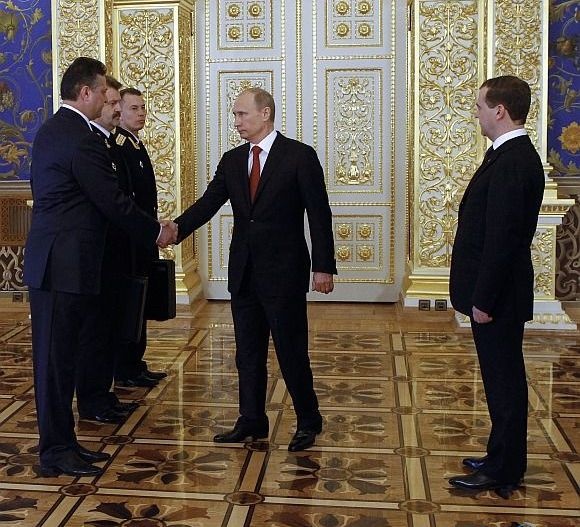 Tổng thống đắc cử Vladimir Putin vừa nhận lại chiếc cặp màu đen chứa mã kích hoạt kho vũ khí hạt nhân của nước Nga sau lễ nhậm chức hôm nay.