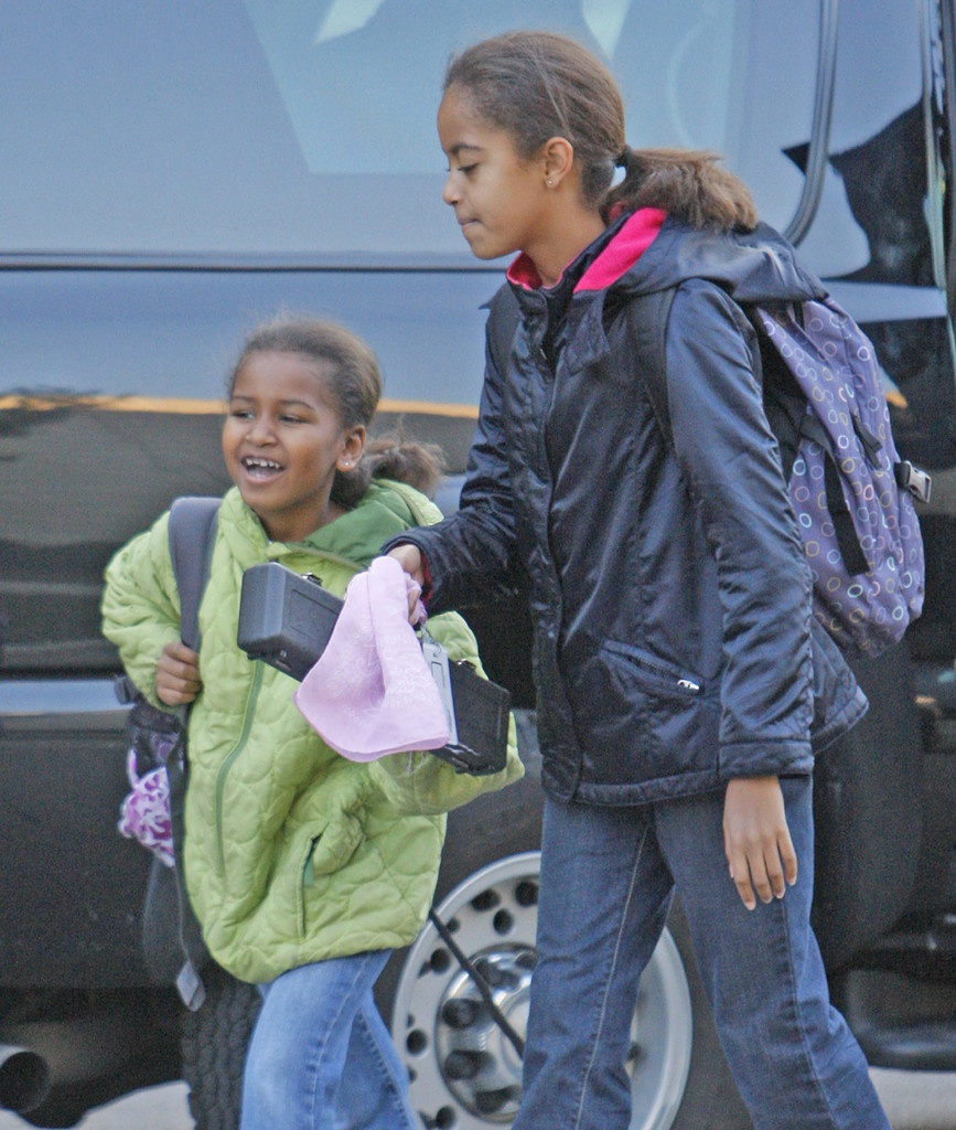 Báo Washington Post cho biết trường Sidwell tiếp nhận học sinh từ bậc mẫu giáo cho đến lớp 12. Tuy nhiên, đây là một trong những trường phổ thông xuất sắc hàng đầu nên việc tuyển sinh rất khắc khe. Năm 2008, sau khi đắc cử Tổng thống Mỹ và chuyển đến sống ở Nhà Trắng, ông Obama rất quan tâm đến việc tìm trường học mới cho các con. Sau một thời gian dài tìm hiểu các trường tư thục trong khu vực, ông quyết định đi theo kinh nghiệm của các đời lãnh đạo trước đó như nhà Clinton và đăng ký cho con gái Sasha và Malia nhập học tại trường Sidwell.  Ảnh: Washington Post