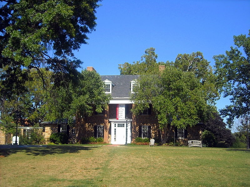 Trường học Sidwell Friends School là ngôi trường đáng tin cậy của một số tổng thống và lãnh đạo cấp cao Mỹ khi họ gửi con em theo học tại đây. Trường thành lập vào năm 1883, có cơ sở ở Bethesda (bang Maryland) và Washington. Người thân của một số chính trị gia nổi tiếng đang học tại trường như hai con gái của Tổng thống Barack Obama, cháu của Phó tổng thống Joe Biden, con trai của cựu tổng thống Theodore Roosevelt, con gái của cựu tổng thống Richard Nixon, con gái của cựu tổng thống Bill Cliton. Ảnh: Wikipedia