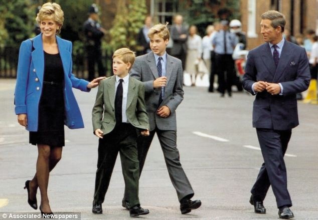 Thái tử Charles và công nương Diana dẫn hai hoàng tử đến trường trong ngày đầu nhập học Eton College của hoàng tử William năm 1995. Ảnh: Daily Mail