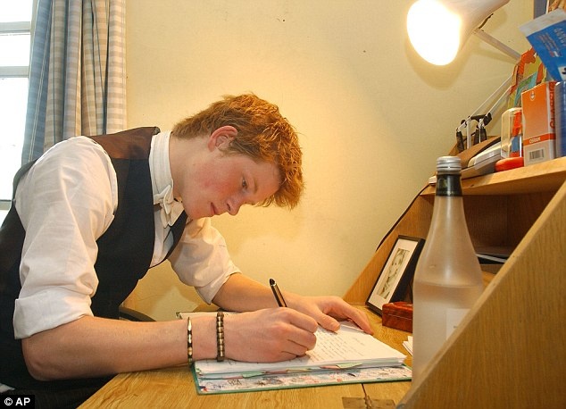 Hoàng tử Harry trong phòng học tại khu nội trú ở trường Eton College năm 2003. Lúc này anh 18 tuổi và đang chuẩn bị cho kì thi A-level. Ảnh: AP 