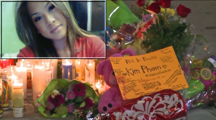 Cựu nữ sinh gốc Việt Kim Pham (ảnh nhỏ) và hoa, nến, gấu bông được xếp xung quanh hiện trường 