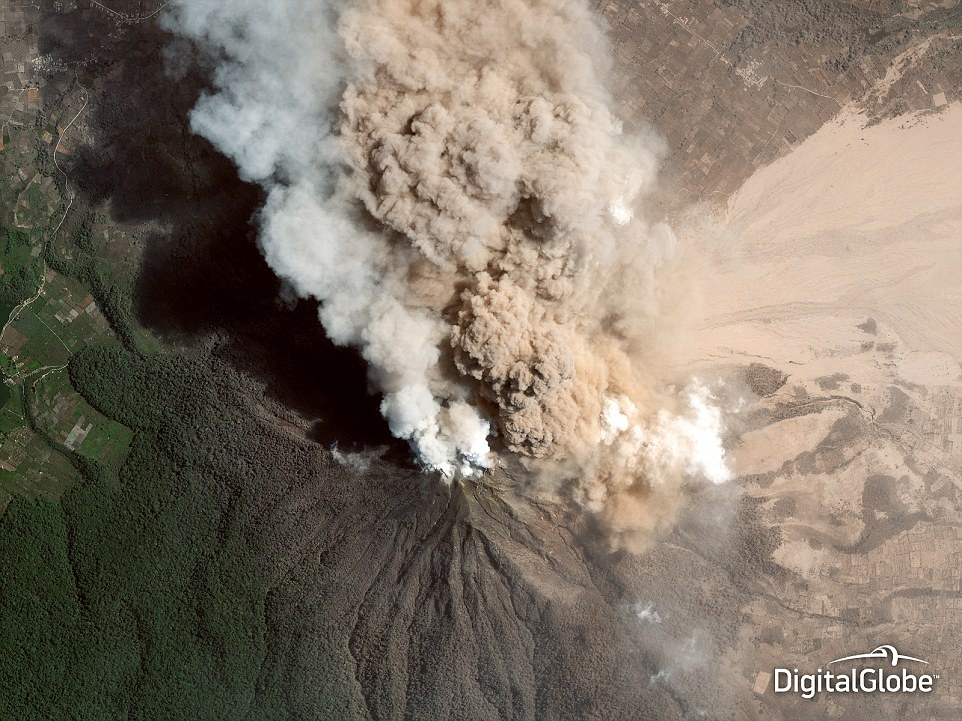 Khói bốc lên ngùn ngụt từ miệng núi lửa Sinabung, Indonesia, tháng 1/2014. 