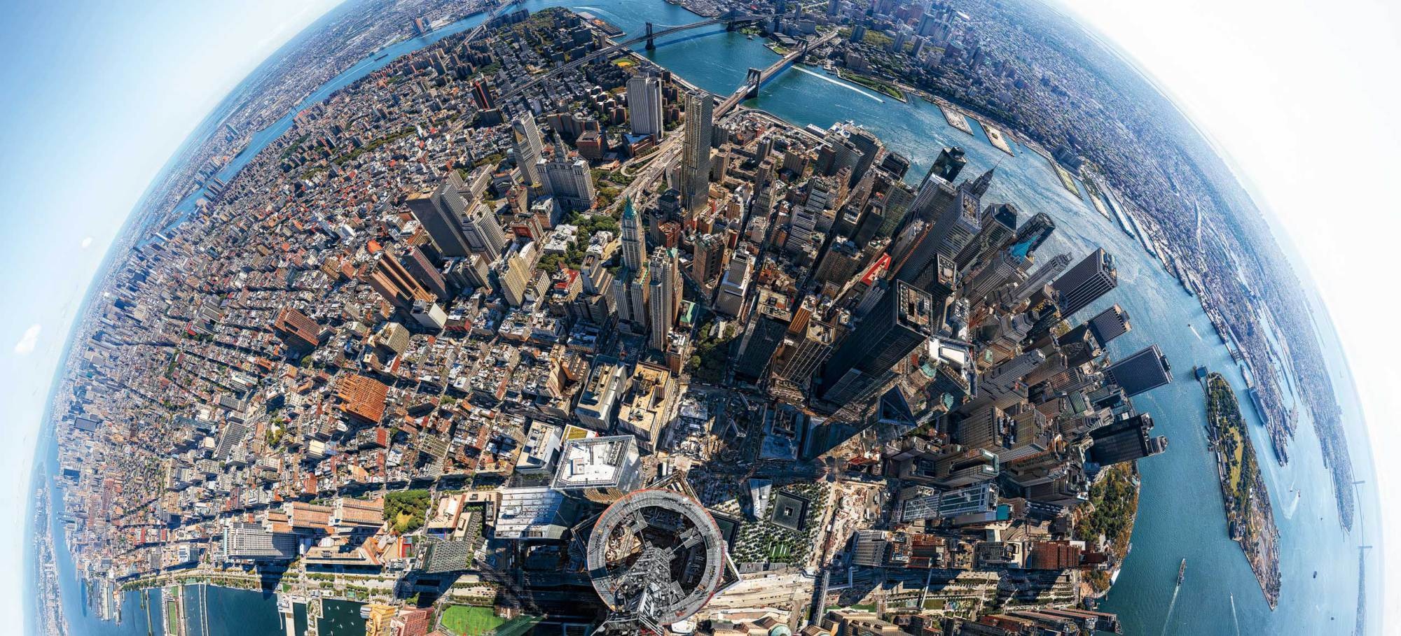  Bức ảnh chụp từ đỉnh tòa tháp Trung tâm Thương mại Thế giới ở New York. Đầu tháng 11/2014, WTC đã chính thức hoạt động trở lại sau hơn 10 năm kể từ khi xảy ra vụ tấn công khủng bố ngày 11/9.