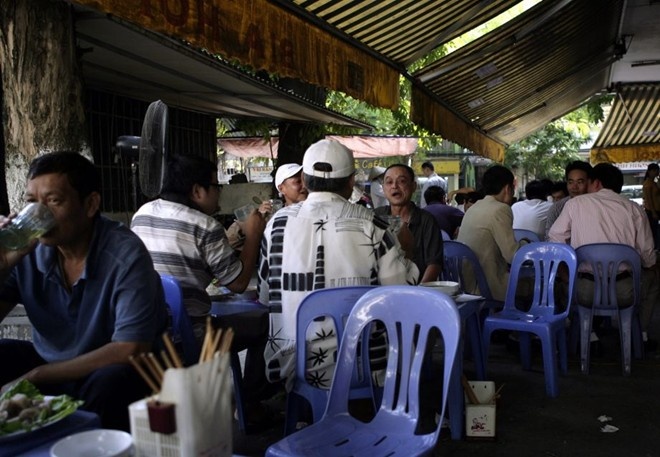 Người dân Hà Nội ăn, uống trong một quán bia. Ảnh: AP