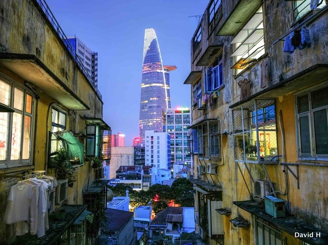 Bức ảnh này nhận được nhiều chia sẻ trên mạng xã hội về sự tương phản giữa nét hiện đại và sự cũ kỹ của Sài Gòn. Ảnh: David H/Zing.vn