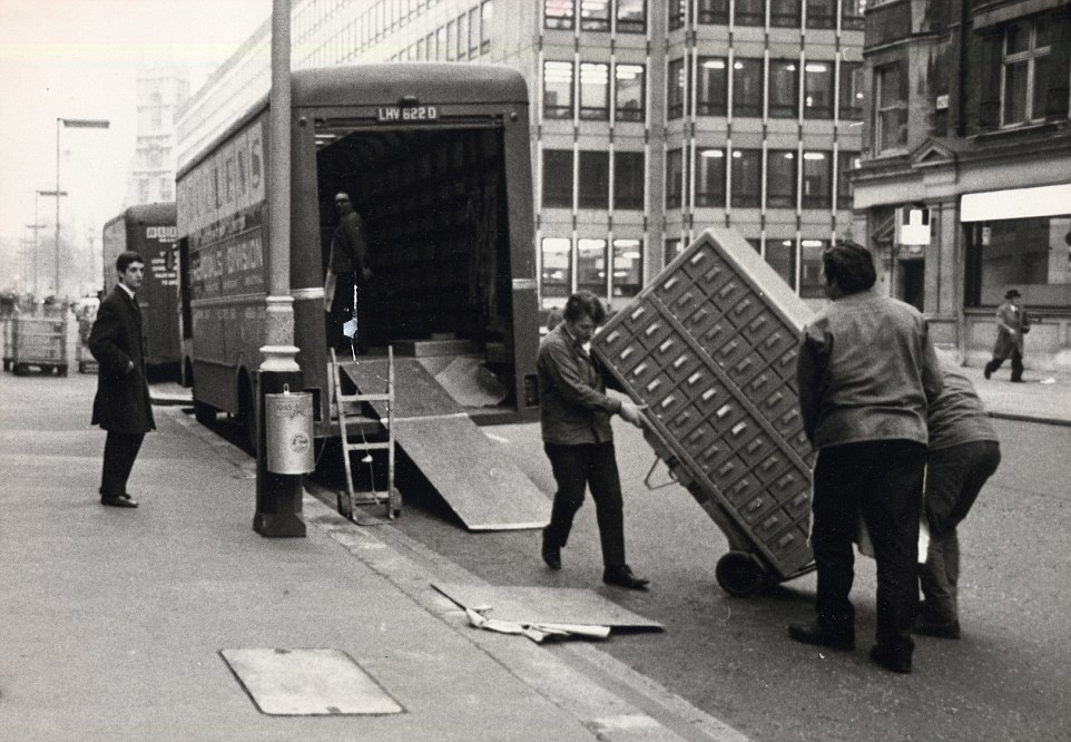 Một nhóm đàn ông di chuyển một tủ đựng hồ sơ tới tòa nhà mới, năm 1967.