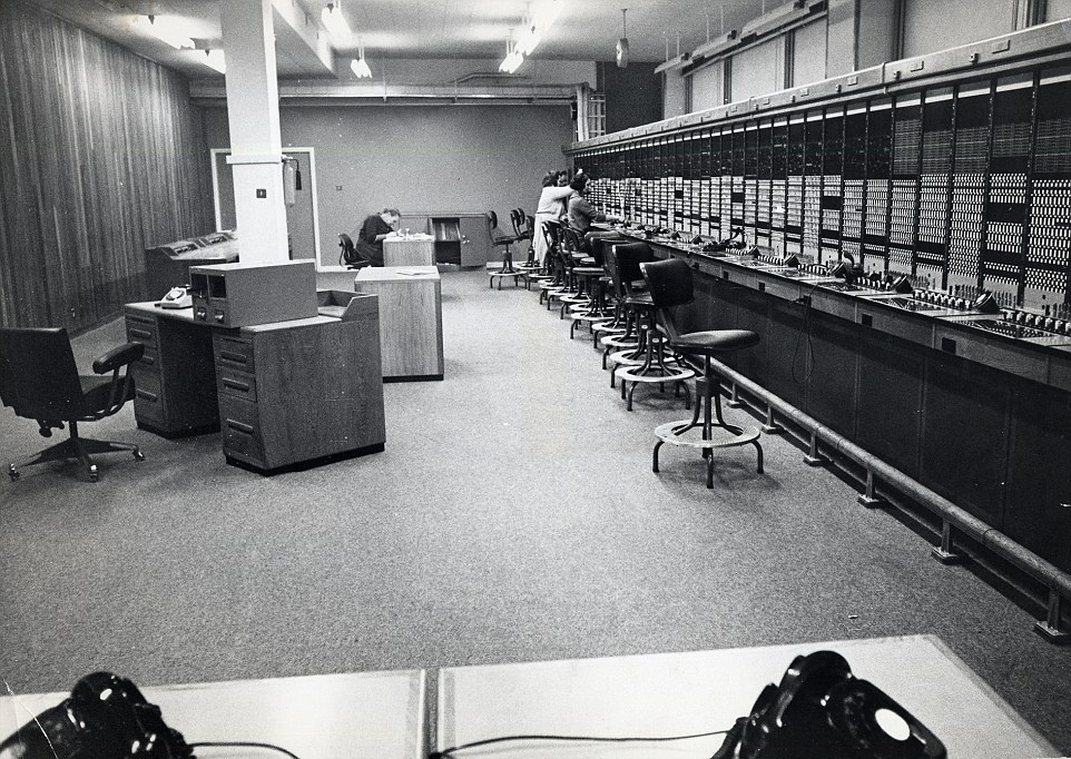 Bộ phận viễn thông có trách nhiệm giữ đường dây liên lạc của các điện thoại viên luôn thông suốt.