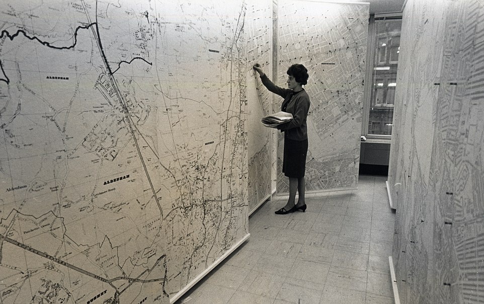 Bản đồ thành phố London với kích thước lớn được treo trên tường.