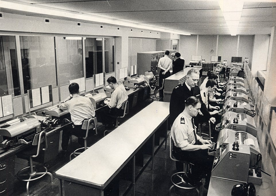 Bên trong phòng giao dịch của Scotland Yard năm 1967. Đội ngũ nhân viên sử dụng máy điện báo ghi chữ đễ gửi các thông tin đã nhập tới địa chỉ đơn vị nhận.