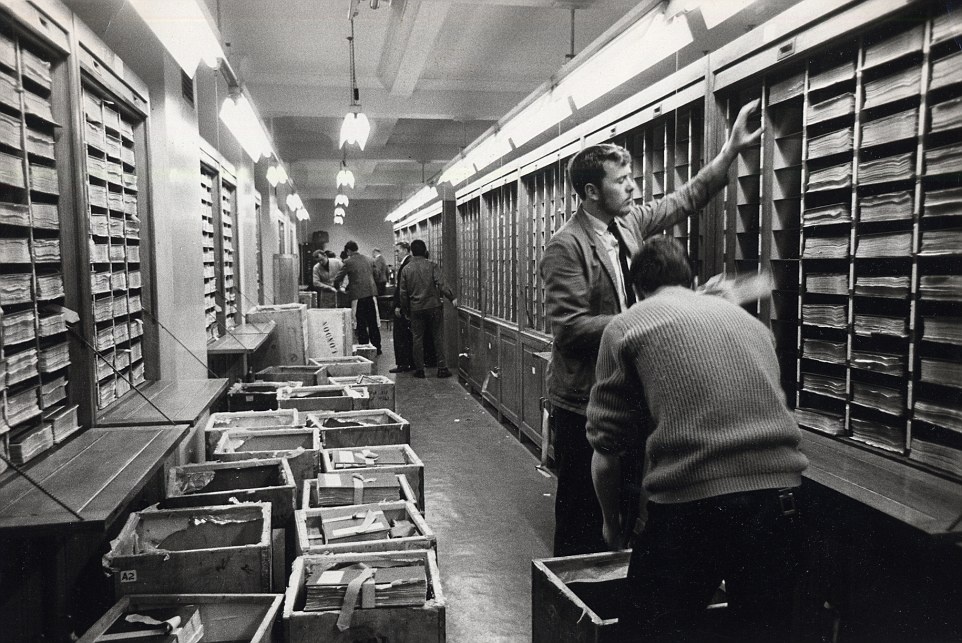 Các nhân viên xếp các tập hồ sơ một cách cẩn thận vào giá ngay sau khi chuyển tới trụ sở mới năm 1967.