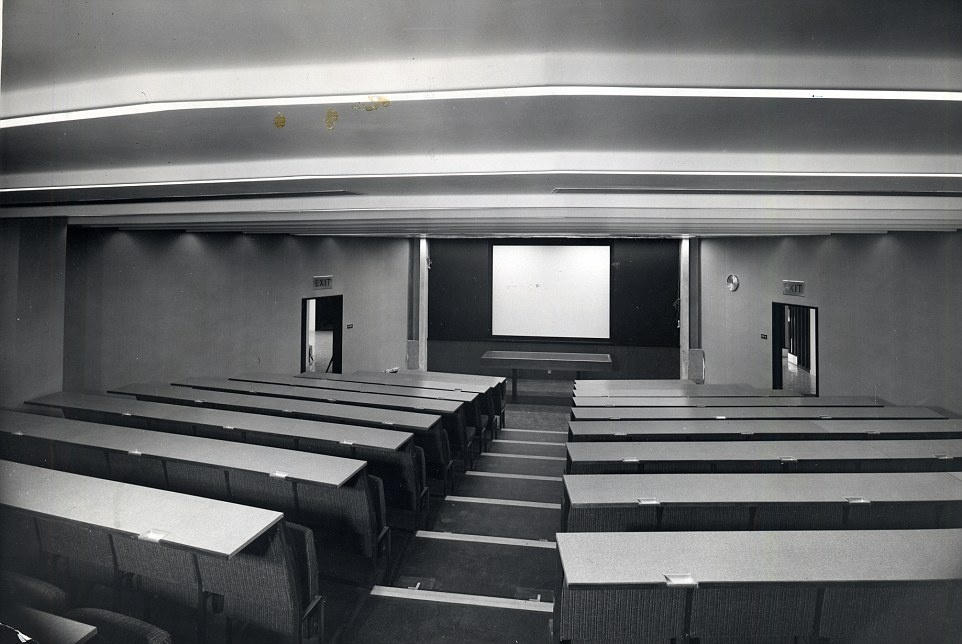 Cận cảnh phòng họp – nơi các sĩ quan cảnh sát trao đổi về chiến thuật trước các cuộc truy quét.