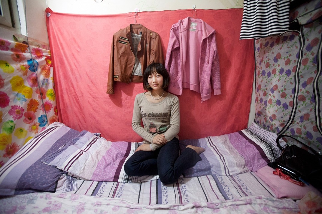 Cô Cheng Lijuan, 25 tuổi, đến từ Hà Bắc. Co sống trong căn phòng dưới tầng hầm một chung cư ở Bắc Kinh cùng chồng. Theo Cheng, sống trong căn phòng có ưu điểm là mùa đông thì mát, mùa hè thì ấm. Những người không đủ tiền thuê phòng trọ trên mặt đất mà phải tìm đến những căn phòng dưới tầng hầm thường là nhân viên bồi bàn, tiếp viên karaoke, thợ cắt tóc, đầu bếp, bảo vệ, công nhân, người giúp việc... Vào mùa hè, các căn phòng trở nên ẩm ướt và mốc meo.