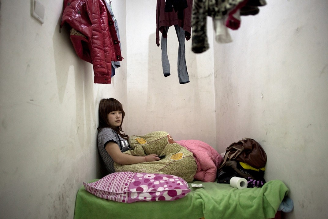 Liu Jing, 21 tuổi, rời quê ở Hà Nam để lên Bắc Kinh làm việc. Cô thuê một căn phòng hẹp dưới tầng hầm ở chung cư tại vị trí trung tâm thủ đô. Liu là một trong khoảng gần 1 triệu người nhập cư Trung Quốc đang trải qua cuộc sống dưới lòng đất như vậy. Cứ khoảng 50 đến 100 phòng sẽ sử dụng chung một nhà tắm và một số nhà vệ sinh. 