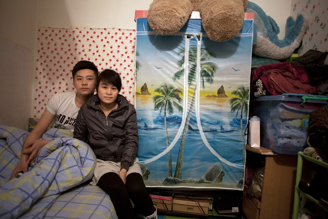 Cô Zhuang Qiuli, quê ở Quảng Đông, đã sống với bạn trai Feng Tao, quê ở Tứ Xuyên, tại Bắc Kinh hơn 5 năm. Tuy nhiên, họ chỉ mới thuê phòng trọ dưới tầng hầm khoảng 2 năm trở lại đây do giá thuê phòng trên mặt đất ngày càng đắt đỏ.