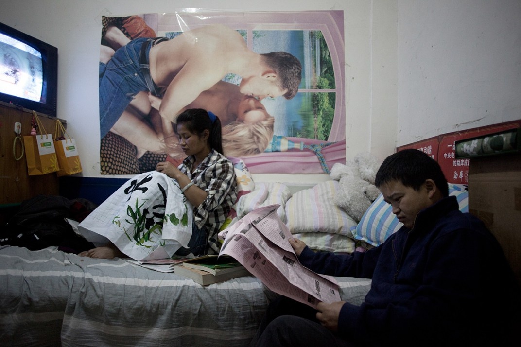 Anh Niu Song (33 tuổi) và vợ Zhao Ansheng đều là đầu bếp tại một nhà hàng. Họ thuê phòng trọ dưới tầng hầm phía bắc Bắc Kinh. Chính quyền cho phép người dân thuê phòng dưới các căn hầm ở những tòa nhà lớn từ thập niên 1990, thậm chí ban hành nhiều quy định tạo điều kiện cho lao động nhập cư tìm được chỗ ở.