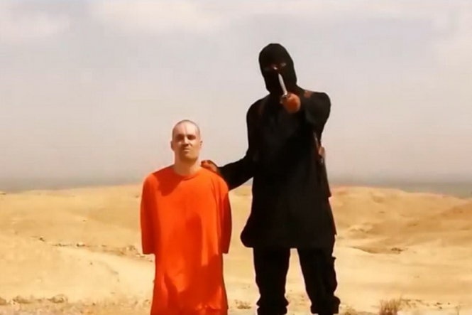IS hành quyết nhà báo Mỹ James Foley. Ảnh: Daily Mail 