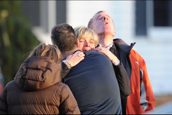 Ngày 14/12/2012, cả nước Mỹ chấn động trước vụ xả súng kinh hoàng tại trường tiểu học Sandy Hook, bang Connecticut khi sát át thủ Adam Lanza, 20 tuổi, đã bắn chết mẹ của hắn trước khi nổ súng bắn chết 27 người, gồm 20 trẻ em từ 6 đến 7 tuổi, theo CNN. Các nhân chứng mô tả tiếng súng nổ “như ngoài chiến trường” ở trường tiểu học khi thủ phạm đã bắn hàng trăm viên và cả một hành lang nhuộm đầy máu. Đây là vụ nổ súng tại trường học nghiêm trọng thứ hai trong lịch sử nước Mỹ. Ảnh: AFP