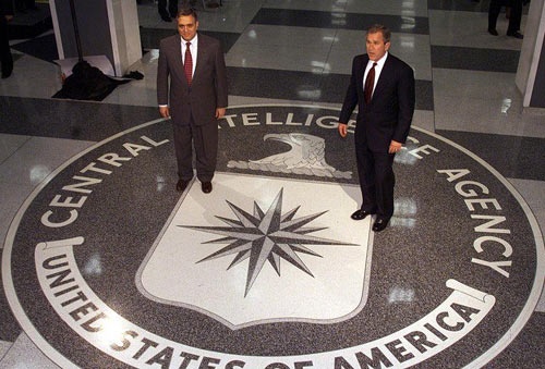 Cựu giám đốc CIA George Tenet và cựu Tổng thống Mỹ George W. Bush tại trụ sở CIA năm 2001 .