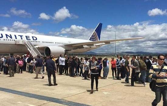 Hang khong My 'nhot' khach tren may bay hang chuc gio hinh anh