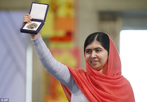 Nhà vận động cho giáo dục 17 tuổi người Pakistan, Malala Yousafzai, đã chính thức nhận giải Nobel Hòa Bình hôm 10/12. Malala phát biểu khi nhận giải: 
