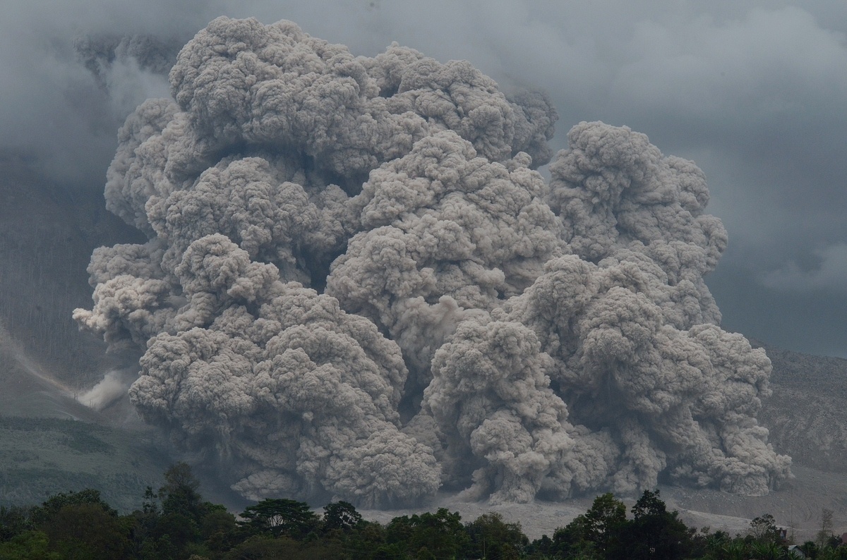 Núi lửa Sinabung phun trào ngày 9/12 ở Karo, Indonesia tạo ra một cột khói dầy và khổng lồ. Chính quyền địa phương đã sơ tán người dân sống ở các vùng lân cận xung quanh núi lửa. Ảnh: AFP