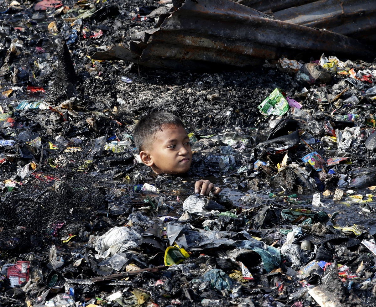 Những cậu bé ngụp lặn trong một đống đổ nát là hiện trường của một vụ hỏa hoạn lớn, nuốt chửng khu dân cư tự phát ở thành phố Malabon, phía bắc thủ đô Manila, Philippines. Ngọn lửa thiêu rụi hơn 200 ngôi nhà, ảnh hưởng cuộc sống của ít nhất 1.000 người. Cảnh sát đang điều tra nguyên nhân vụ hỏa hoạn. Ảnh: AP