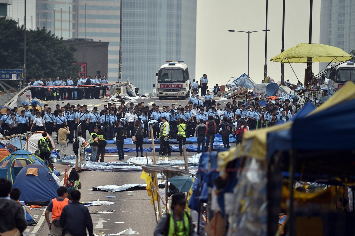 Cảnh sát Hong Kong (Trung Quốc) giải tán lán trại do người biểu tình trong phòng trào Chiếm trung tâm dựng lên ở quận Admiralty ngày 11/12. Cảnh sát đã ra lệnh người biểu tình rời khỏi khu vực trung tâm trong 30 phút để dọn dẹp đường phố. Ảnh: AFP